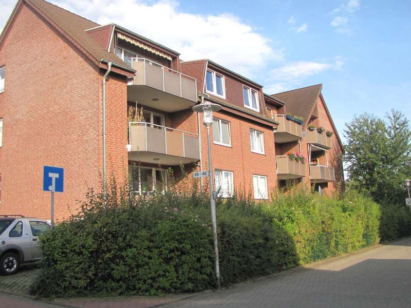 Schöne Dachgeschoss-Wohnung im gepflegten Haus mit EBK, Balkon und Stellplatz