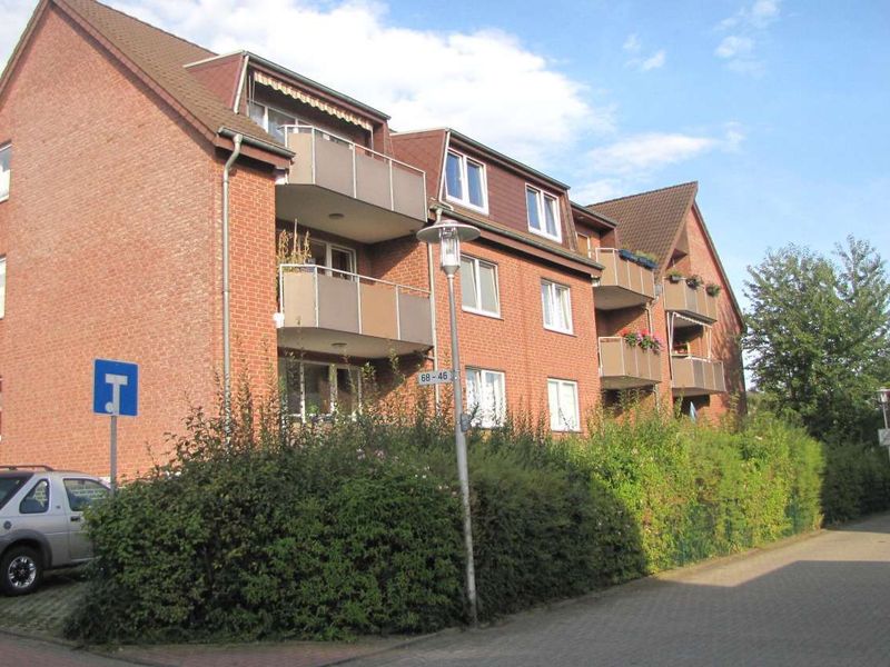 Schöne Dachgeschoss-Wohnung im gepflegten Haus mit EBK, Balkon und Stellplatz